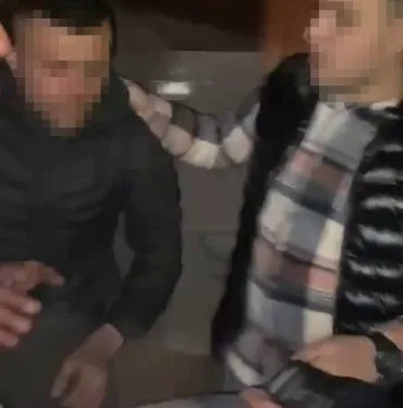 HIRSIZLIK YAPTIĞINI İDDİA ETTİKLERİ ŞAHSI TARTAKLAYIP VİDEOYA ALDILAR