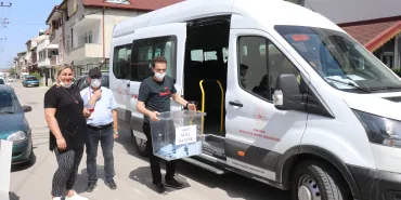 EVDEN ÇIKAMAYAN ENGELLİ VE YAŞLILAR, SEYYAR SANDIK İLE VATANDAŞLIK GÖREVİNİ YERİNE GETİRDİ SEYYAR SANDIKTA OYUNU KULLANAN VATANDAŞ: "SANDIK AYAĞIMA KADAR GELDİ, ALLAH RAZI OLSUN"