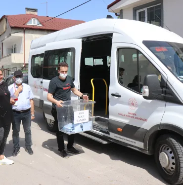 EVDEN ÇIKAMAYAN ENGELLİ VE YAŞLILAR, SEYYAR SANDIK İLE VATANDAŞLIK GÖREVİNİ YERİNE GETİRDİ SEYYAR SANDIKTA OYUNU KULLANAN VATANDAŞ: "SANDIK AYAĞIMA KADAR GELDİ, ALLAH RAZI OLSUN"