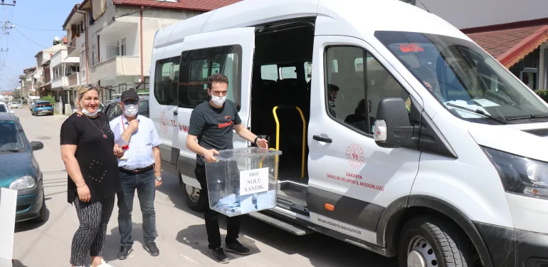 EVDEN ÇIKAMAYAN ENGELLİ VE YAŞLILAR, SEYYAR SANDIK İLE VATANDAŞLIK GÖREVİNİ YERİNE GETİRDİ SEYYAR SANDIKTA OYUNU KULLANAN VATANDAŞ: "SANDIK AYAĞIMA KADAR GELDİ, ALLAH RAZI OLSUN"