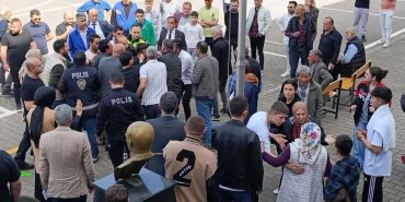 HASIMLAR AYNI SANDIKTA KARŞILAŞTI, ORTALIK KARIŞTI: 1 POLİS YARALANDI, BİBER GAZI SIKILDI TARAFLAR BİRBİRİNE BIÇAK ÇEKTİ, POLİS GÜÇLÜKLE AYIRDI: 3 GÖZALTI