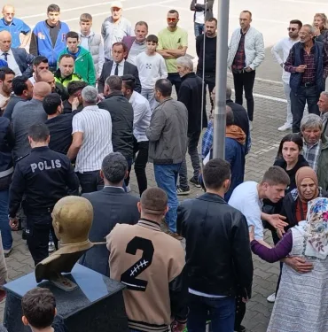 HASIMLAR AYNI SANDIKTA KARŞILAŞTI, ORTALIK KARIŞTI: 1 POLİS YARALANDI, BİBER GAZI SIKILDI TARAFLAR BİRBİRİNE BIÇAK ÇEKTİ, POLİS GÜÇLÜKLE AYIRDI: 3 GÖZALTI