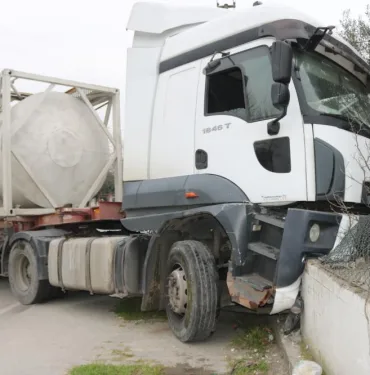 Tır sürücüsü direksiyon başında kalp krizi geçirdi, D-650’de faciadan dönüldü