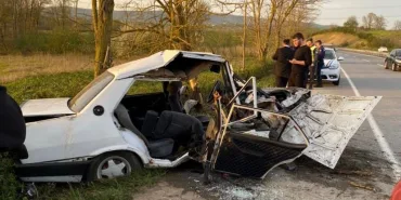 İFTAR VAKTİ FECİ KAZA: ANNE VE İKİZ OĞULLARINDAN BİRİ HAYATINI KAYBETTİ