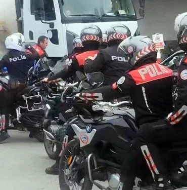 SAKARYA'DA TRAFİK KAVGASI: BÖLGEYE ÇOK SAYIDA POLİS SEVK EDİLDİ