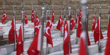 ŞEHİT MEZARLARINI GÖRENLER DUYGUSAL ANLAR YAŞADI TÜM MEZARLAR TÜRK BAYRAKLARI İLE DONATILDI, MANZARA HEM GURUR VERDİ HEM DE YÜREKLERİ BURKTU