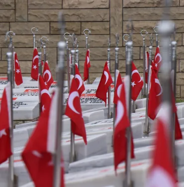 ŞEHİT MEZARLARINI GÖRENLER DUYGUSAL ANLAR YAŞADI TÜM MEZARLAR TÜRK BAYRAKLARI İLE DONATILDI, MANZARA HEM GURUR VERDİ HEM DE YÜREKLERİ BURKTU