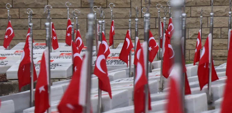 ŞEHİT MEZARLARINI GÖRENLER DUYGUSAL ANLAR YAŞADI TÜM MEZARLAR TÜRK BAYRAKLARI İLE DONATILDI, MANZARA HEM GURUR VERDİ HEM DE YÜREKLERİ BURKTU