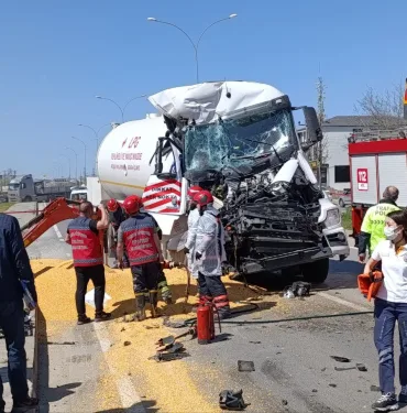 LPG YÜKLÜ TANKER, PARK HALİNDEKİ TAHIL YÜKLÜ TIRA ÇARPTI: 1 ÖLÜ, 1 AĞIR YARALI
