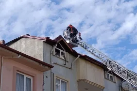 3 KATLI BİNANIN ÇATISINDA PANİKLETEN YANGIN