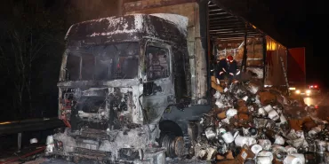 ANADOLU OTOYOLU'NDA ELYAF İPLİK YÜKLÜ TIR YANARAK HURDAYA DÖNDÜ