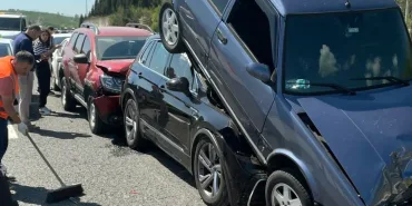 OTOYOLDA 9 ARAÇLI ZİNCİRLEME KAZADA İLGİNÇ GÖRÜNTÜ: ARAÇLAR ÜST ÜSTE ÇIKTI BAYRAM GÖÇÜ ZİNCİRLEME KAZAYI BERABERİNDE GETİRDİ: 2 YARALI BU KAZAYI GÖREN DÖNÜP BİR DAHA BAKTI
