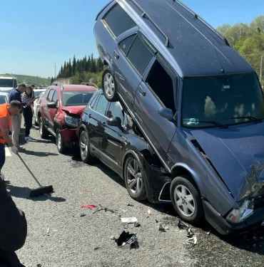 OTOYOLDA 9 ARAÇLI ZİNCİRLEME KAZADA İLGİNÇ GÖRÜNTÜ: ARAÇLAR ÜST ÜSTE ÇIKTI BAYRAM GÖÇÜ ZİNCİRLEME KAZAYI BERABERİNDE GETİRDİ: 2 YARALI BU KAZAYI GÖREN DÖNÜP BİR DAHA BAKTI