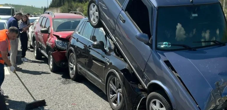 OTOYOLDA 9 ARAÇLI ZİNCİRLEME KAZADA İLGİNÇ GÖRÜNTÜ: ARAÇLAR ÜST ÜSTE ÇIKTI BAYRAM GÖÇÜ ZİNCİRLEME KAZAYI BERABERİNDE GETİRDİ: 2 YARALI BU KAZAYI GÖREN DÖNÜP BİR DAHA BAKTI
