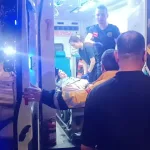 KADINLAR SÖZLÜ TARTIŞMAYA GİRDİ, KOCALARI SOKAK ORTASINDA ÇATIŞTI... O ANLAR KAMERADA SOKAK ORTASINDAKİ ÇATIŞMADA 2 KİŞİ YARALANDI