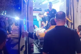 KADINLAR SÖZLÜ TARTIŞMAYA GİRDİ, KOCALARI SOKAK ORTASINDA ÇATIŞTI... O ANLAR KAMERADA SOKAK ORTASINDAKİ ÇATIŞMADA 2 KİŞİ YARALANDI