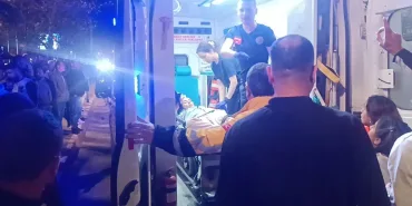 KADINLAR SÖZLÜ TARTIŞMAYA GİRDİ, KOCALARI SOKAK ORTASINDA ÇATIŞTI... O ANLAR KAMERADA SOKAK ORTASINDAKİ ÇATIŞMADA 2 KİŞİ YARALANDI