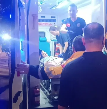 KADINLAR SÖZLÜ TARTIŞMAYA GİRDİ, KOCALARI SOKAK ORTASINDA ÇATIŞTI... O ANLAR KAMERADA SOKAK ORTASINDAKİ ÇATIŞMADA 2 KİŞİ YARALANDI