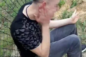 KAZA YAPTI, ARDINDAN KENDİNİ TOKATLAYIP YUMRUKLAMAYA BAŞLADI AYAKTA DURMAKTA ZORLUK ÇEKEREK YERLERE YATAN GENCİN NE YAPTIĞINI KİMSE ANLAYAMADI SAKARYA'DA BAYRAM GÜNÜ İLGİNÇ GÖRÜNTÜ