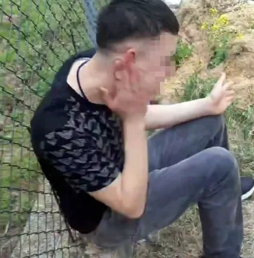 KAZA YAPTI, ARDINDAN KENDİNİ TOKATLAYIP YUMRUKLAMAYA BAŞLADI AYAKTA DURMAKTA ZORLUK ÇEKEREK YERLERE YATAN GENCİN NE YAPTIĞINI KİMSE ANLAYAMADI SAKARYA'DA BAYRAM GÜNÜ İLGİNÇ GÖRÜNTÜ