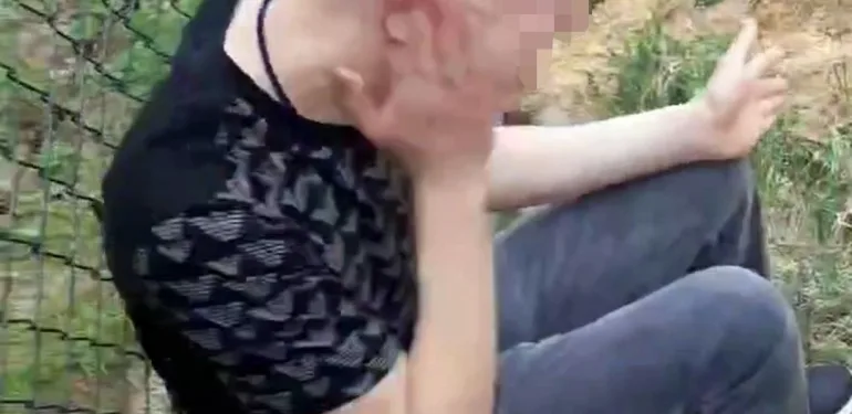 KAZA YAPTI, ARDINDAN KENDİNİ TOKATLAYIP YUMRUKLAMAYA BAŞLADI AYAKTA DURMAKTA ZORLUK ÇEKEREK YERLERE YATAN GENCİN NE YAPTIĞINI KİMSE ANLAYAMADI SAKARYA'DA BAYRAM GÜNÜ İLGİNÇ GÖRÜNTÜ