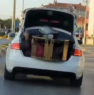 OTOMOBİLİN BAGAJINDA SEHPA TAŞIYAN VATANDAŞI GÖRENLER DÖNÜP BİR DAHA BAKTI ŞAŞKINLIĞINI GİZLEYEMEYEREK O ANLARI 'KIMILDAMIYOR HİÇ MANKEN OLMASIN' DİYE KAYDETTİ