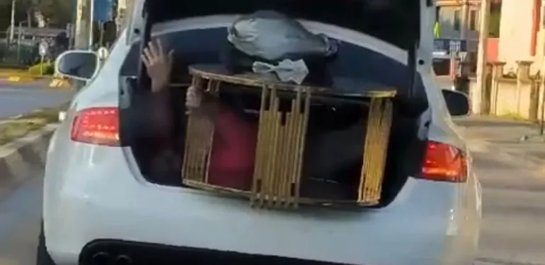 OTOMOBİLİN BAGAJINDA SEHPA TAŞIYAN VATANDAŞI GÖRENLER DÖNÜP BİR DAHA BAKTI ŞAŞKINLIĞINI GİZLEYEMEYEREK O ANLARI 'KIMILDAMIYOR HİÇ MANKEN OLMASIN' DİYE KAYDETTİ