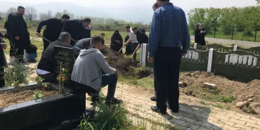 AİLE KATLİAMI YAPAN ŞAHIS CENAZE NAMAZI KILINMADAN DEFNEDİLDİ ÜVEY ANNESİ VE ÖZ BABASINA KURŞUN YAĞDIRDIKTAN SONRA YARALADIĞI KARDEŞİ TARAFINDAN ÖLDÜRÜLMÜŞTÜ