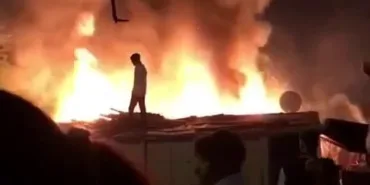 TEK KATLI EV ALEV TOPUNA DÖNDÜ, MAHALLELİ SOKAĞA DÖKÜLDÜ