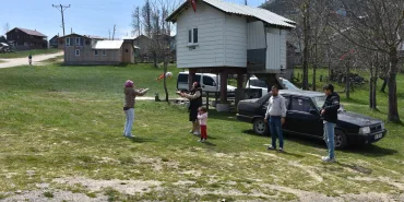 BAYRAMDA GÜZEL HAVAYI FIRSAT BİLEN SOLUĞU YAYLADA ALDI