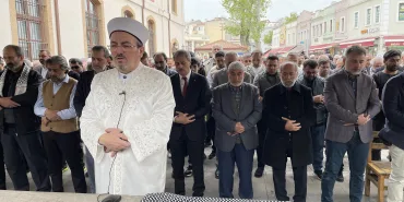 SAKARYA'DA HAMAS LİDERİNİN OĞULLARI VE TORUNLARI İÇİN GIYABİ CENAZE NAMAZI KILINDI