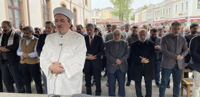 SAKARYA'DA HAMAS LİDERİNİN OĞULLARI VE TORUNLARI İÇİN GIYABİ CENAZE NAMAZI KILINDI