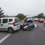 OTOYOLDA HAFİF TİCARİ ARAÇ VE İKİ MOTOSİKLET ÇARPIŞTI: 2 YARALI