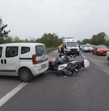 OTOYOLDA HAFİF TİCARİ ARAÇ VE İKİ MOTOSİKLET ÇARPIŞTI: 2 YARALI