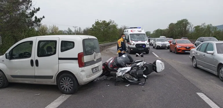 OTOYOLDA HAFİF TİCARİ ARAÇ VE İKİ MOTOSİKLET ÇARPIŞTI: 2 YARALI