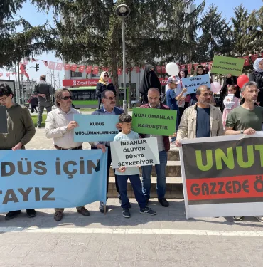 FİLİSTİN İÇİN TEK YÜREK OLDULAR SAKARYA'DA İSRAİL'İN GAZZE'YE YÖNELİK SALDIRILARI PROTESTO EDİLDİ
