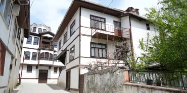 OSMANLI'NIN İLK FETHETTİĞİ TOPRAKLARDAKİ BU EVLER GÖRENLERİ TARİHİ YOLCULUĞA ÇIKARIYOR TARİHİ TARAKLI EVLERİ HAKKINDA BİLGİ VEREN ALAATTİN YILMAZ: "TARAKLI, OSMANLI DEVLETİ'NİN KURULUŞ TOPRAĞI"