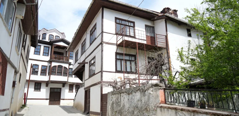 OSMANLI'NIN İLK FETHETTİĞİ TOPRAKLARDAKİ BU EVLER GÖRENLERİ TARİHİ YOLCULUĞA ÇIKARIYOR TARİHİ TARAKLI EVLERİ HAKKINDA BİLGİ VEREN ALAATTİN YILMAZ: "TARAKLI, OSMANLI DEVLETİ'NİN KURULUŞ TOPRAĞI"