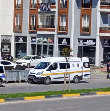 ŞEHİR DIŞINDAN GELİP OTO GALERİYİ KURŞUNLADILAR: 1 YARALI, 4 GÖZALTI OLAYDA KULLANILDIĞI DÜŞÜNÜLEN 3 SİLAH ELE GEÇİRİLDİ