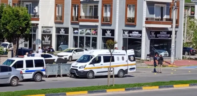 ŞEHİR DIŞINDAN GELİP OTO GALERİYİ KURŞUNLADILAR: 1 YARALI, 4 GÖZALTI OLAYDA KULLANILDIĞI DÜŞÜNÜLEN 3 SİLAH ELE GEÇİRİLDİ
