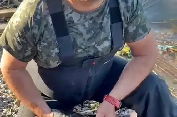 SAPANCA GÖLÜ'NDE 24 KİLOLUK BALIK YAKALADI, ÜREMESİ İÇİN SUYA GERİ BIRAKTI