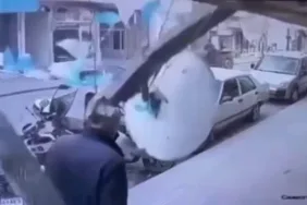 BİNADAN DÜŞEN ÇANAK ANTENİN ALTINDA KALMAKTAN KIL PAYI KURTULDU O ANLAR KAMERADA