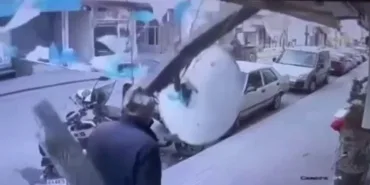 BİNADAN DÜŞEN ÇANAK ANTENİN ALTINDA KALMAKTAN KIL PAYI KURTULDU O ANLAR KAMERADA