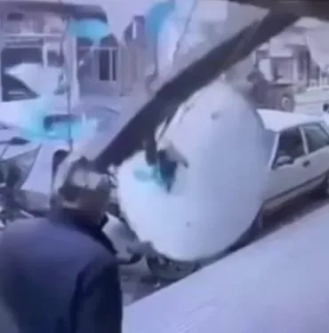 BİNADAN DÜŞEN ÇANAK ANTENİN ALTINDA KALMAKTAN KIL PAYI KURTULDU O ANLAR KAMERADA