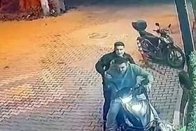 SAKARYA'DA FİLM SAHNELERİNİ ARATMAYAN OLAY POLİS, KENDİSİNDEN KAÇAN ŞAHSI MOTO KURYE İLE YAKALADI: O ANLAR KAMERADA