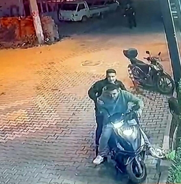 SAKARYA'DA FİLM SAHNELERİNİ ARATMAYAN OLAY POLİS, KENDİSİNDEN KAÇAN ŞAHSI MOTO KURYE İLE YAKALADI: O ANLAR KAMERADA