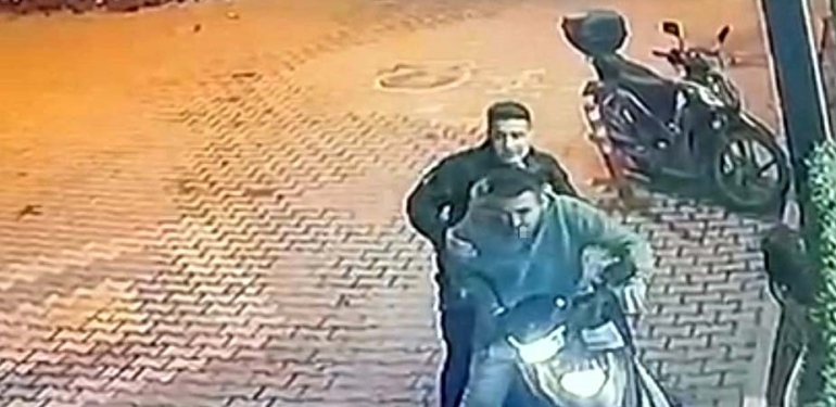 SAKARYA'DA FİLM SAHNELERİNİ ARATMAYAN OLAY POLİS, KENDİSİNDEN KAÇAN ŞAHSI MOTO KURYE İLE YAKALADI: O ANLAR KAMERADA