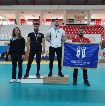 BİR GÜN ÖNCE ŞAMPİYONADA BAŞARI ELDE ETMİŞTİ, AĞACA ACILI HALDE BULUNDU 25 YAŞINDAKİ MİLLİ SPORCU KALDIRILDIĞI HASTANEDE YAŞAMINI YİTİRDİ
