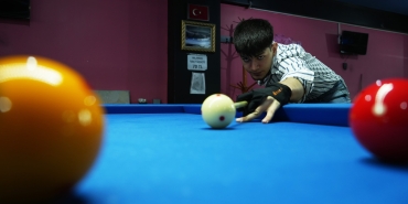 SAKATLIĞIN GETİRDİĞİ AVRUPA ŞAMPİYONLUĞU FUTBOL OYNARKEN SAKATLANDI, BABASININ ISRARI ONU BİLARDODA AVRUPA ŞAMPİYONU YAPTI BABA FERHAT ÖZBAŞ: "HIRSLI BİR ŞEKİLDE ÇALIŞTI, HAYATIMIZA YENİ BİR SAYFA AÇTI"