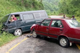 MİNİBÜS İLE OTOMOBİL KAFA KAFAYA ÇARPIŞTI: 3 YARALI